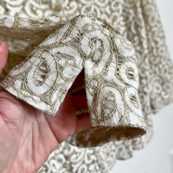 Jones Wear, beige floral Stretchy lace 3/4 sleeve blouse. Size 14. - Picture 6 of 11